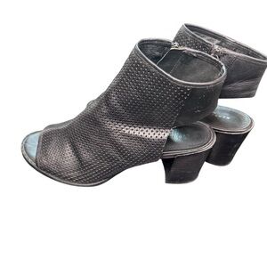 Keneth Cole Black Perforated Cut Out Spring Summer Booties size 6.5M